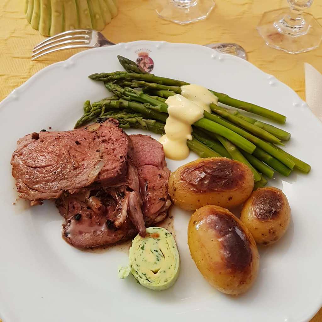 Demi gigot d'agneau rôti sur le barbecue