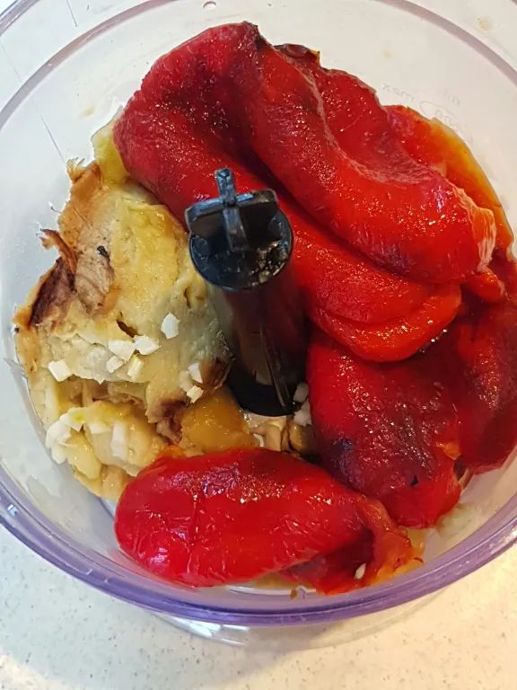 Ajvar - une tartinade de poivrons rouges grillés en provenance des Balkans (traditionelle & Thermomix)