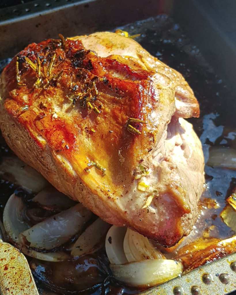 Demi gigot d'agneau rôti sur le barbecue