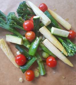 Saumon en papillote avec légumes de printemps