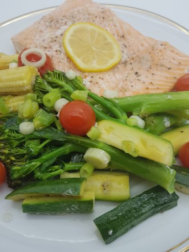 Saumon en papillote avec légumes de printemps