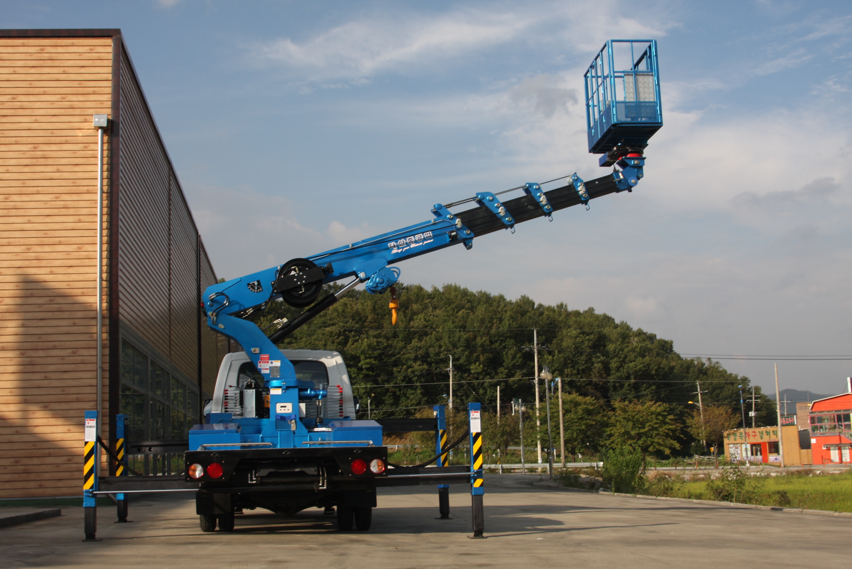Автовышка АГП 26 метров Tadano AT-250TG на базе ISUZU Forward