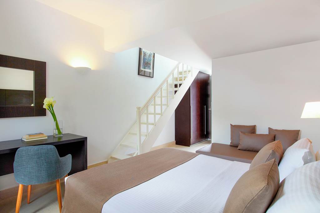 JTR_84113_9_Muses_Santorini_Resort_0822_15.jpg