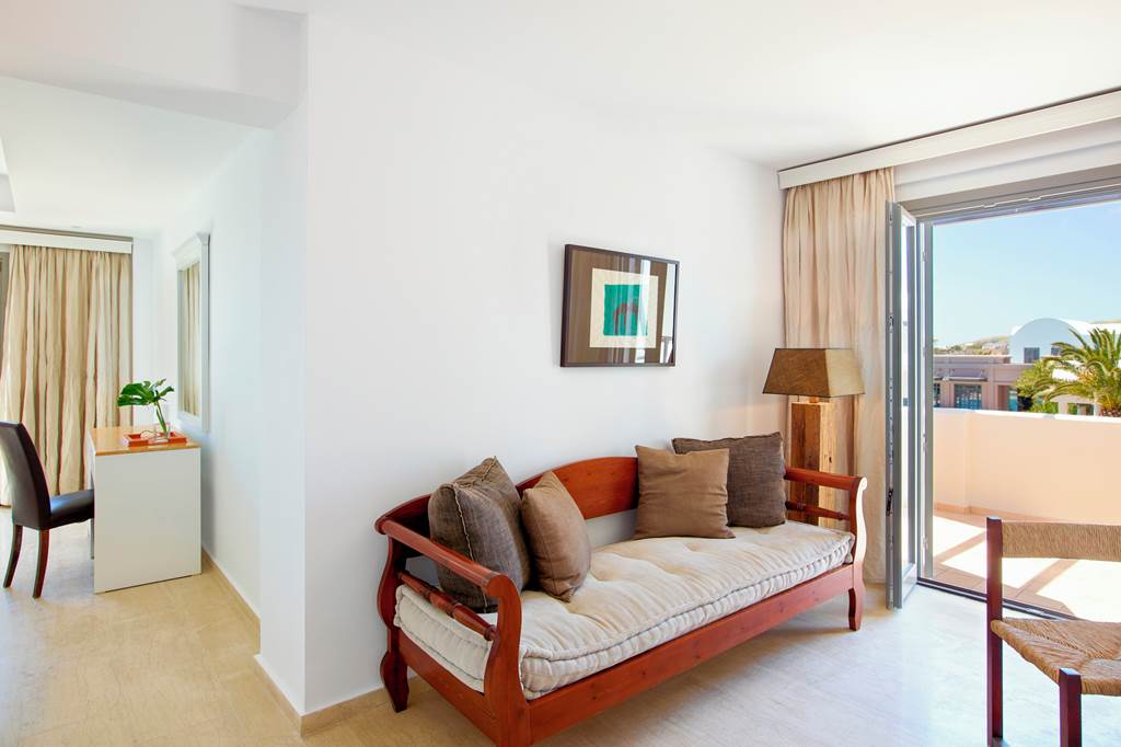 JTR_84113_9_Muses_Santorini_Resort_0822_14.jpg