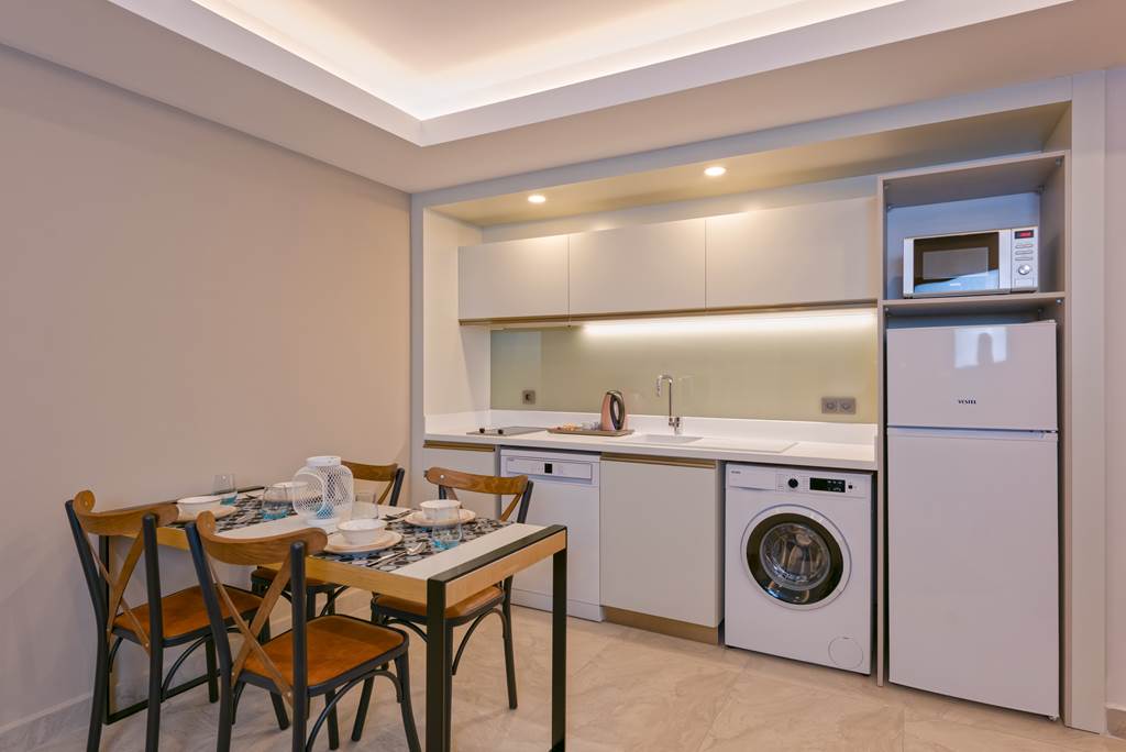 AYT_83887_A_Suite_Side_0622_03.jpg