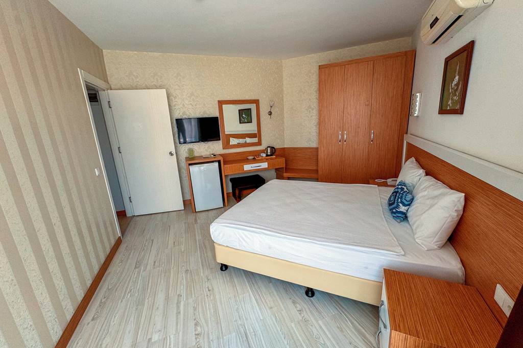 AYT_83886_A_Hotel_Side_0524_02.jpg