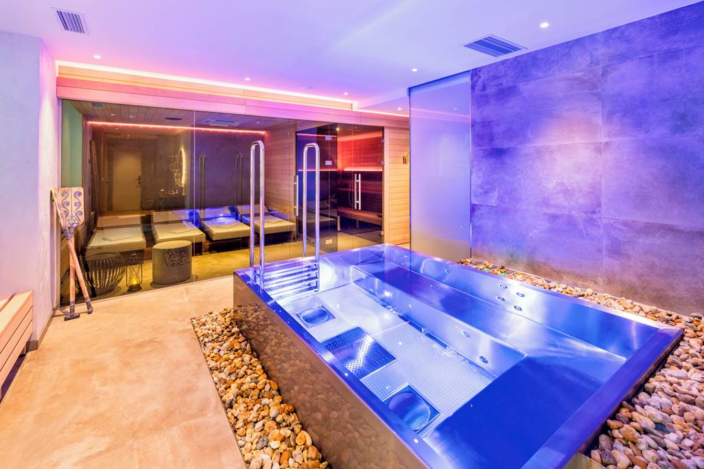 PRG_88223_Mosaic_House_Design_Hotel_0924_06.jpg