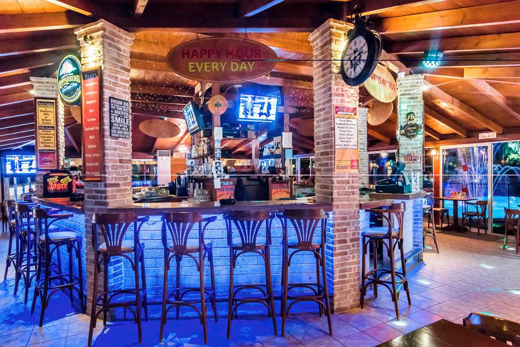 HER_83090_Yiannis_Manos_Hotel_Resort_0621_19.jpg