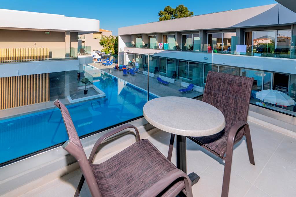 ZTH_83967_White_Olive_Premium_Hotel_1022_02.jpg