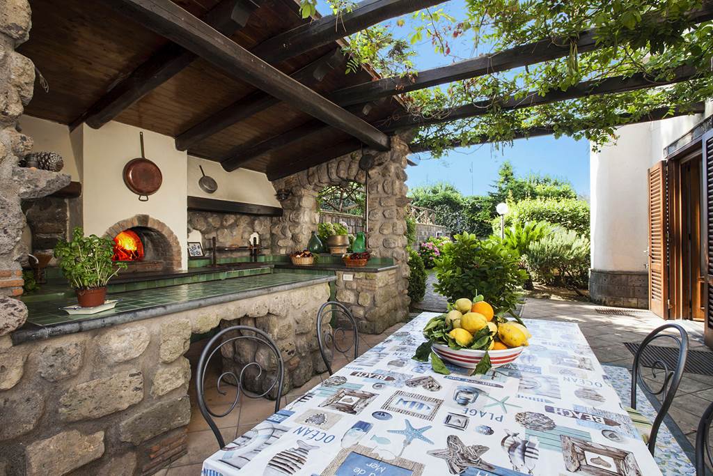 NAP_84512_Villa_White_Manor_II_1122_02.jpg