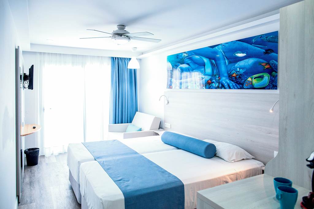 FUE_72039_Surfing_Colors_0220_13.jpg