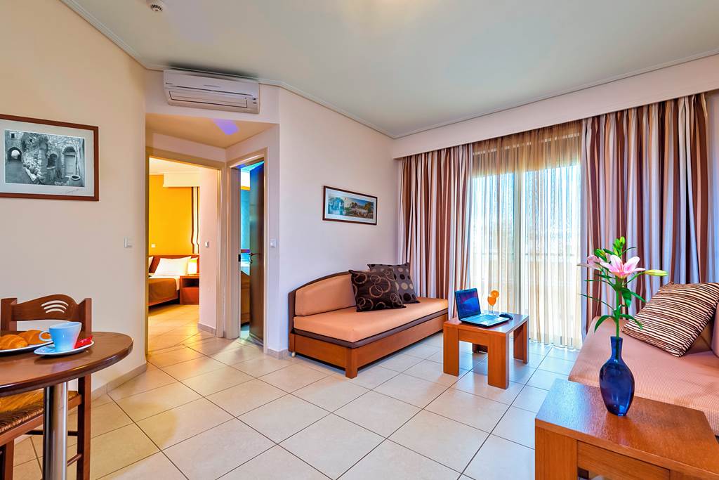CHQ_78452_Creta_Palm_0418_05.jpg