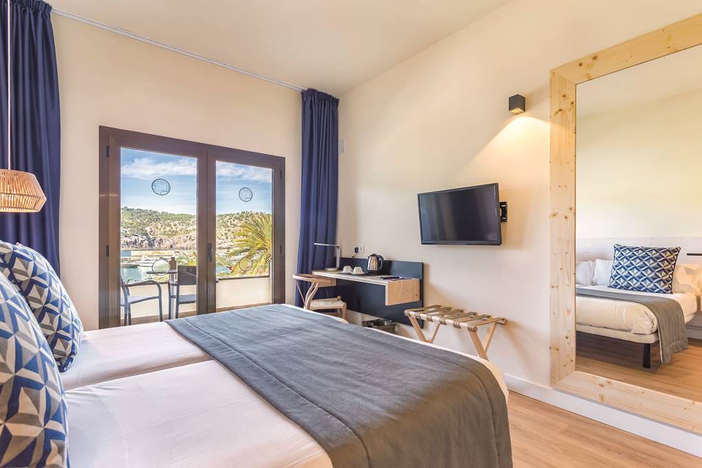 PMI_77817_FERGUS_Soller_Beach_0719_01.jpg