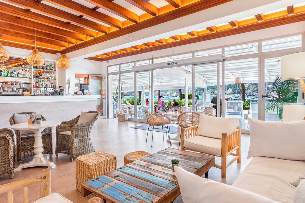 PMI_77817_Fergus_Soller_Beach_0518_15.jpg