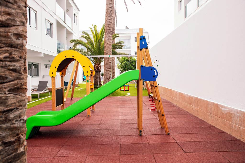 FUE_72039_Surfing_Colors_0420_01.jpg