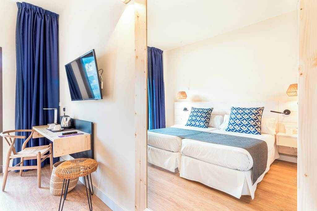 PMI_77817_FERGUS_Soller_Beach_0619_08.jpg