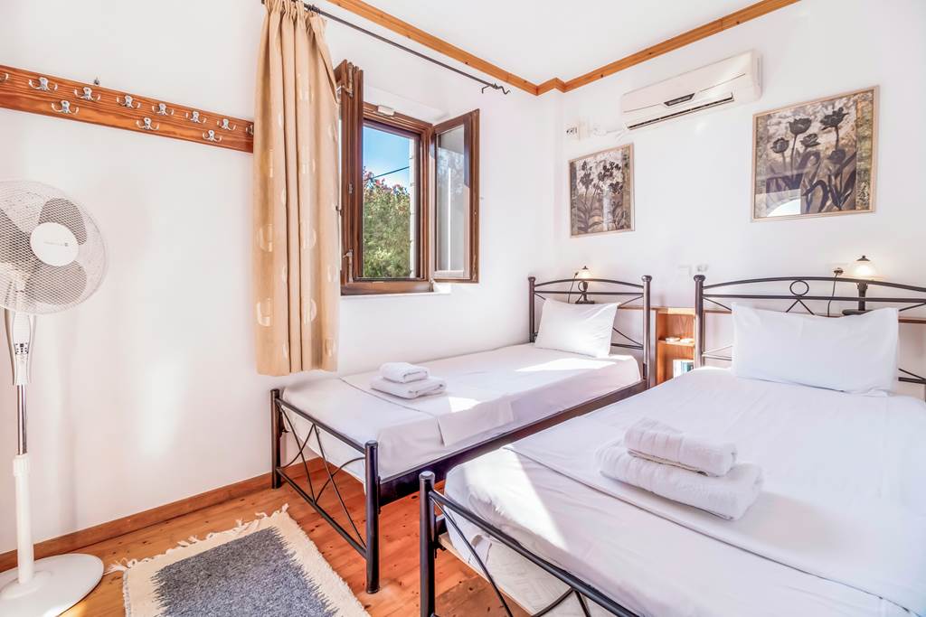 KLX_86810_Villa_Mulberry_Stoupa_1124_03.jpg