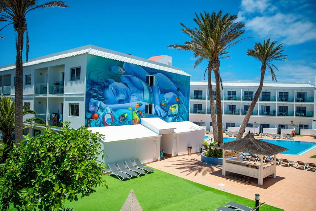FUE_72039_Surfing_Colors_0822_03.jpg
