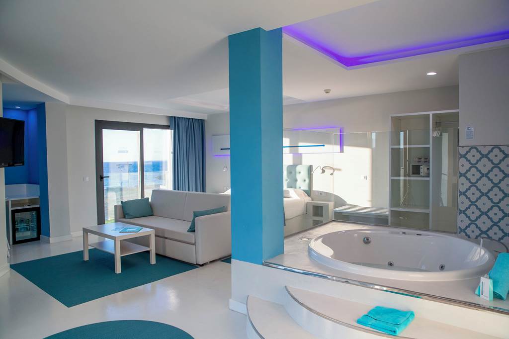FUE_72039_Surfing_Colors_0523_04.jpg