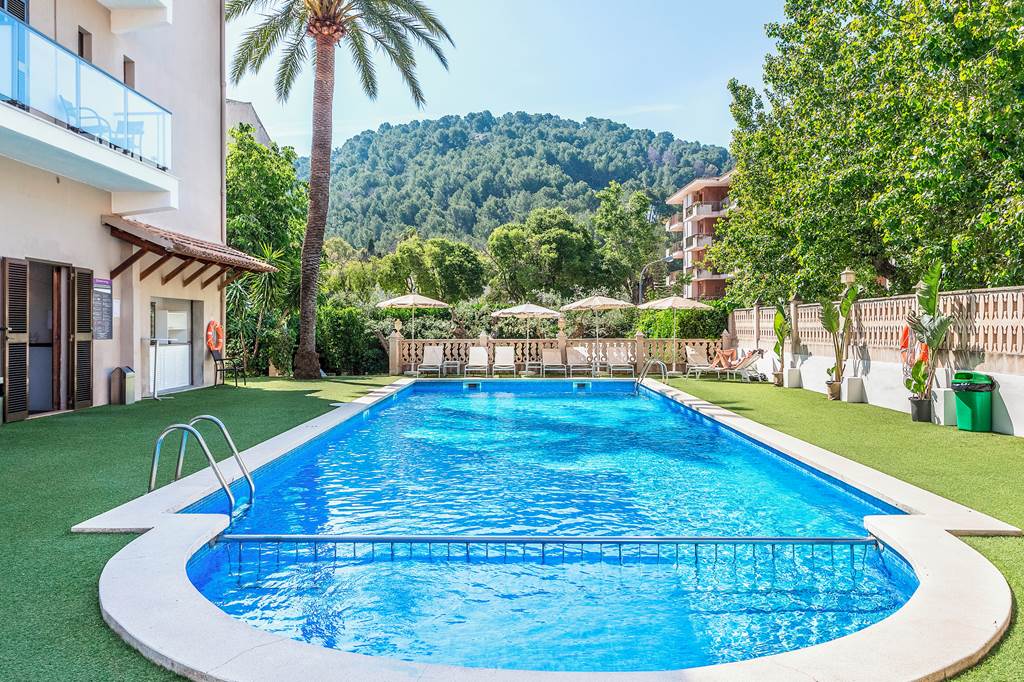PMI_77817_Fergus_Soller_Beach_0518_01.jpg