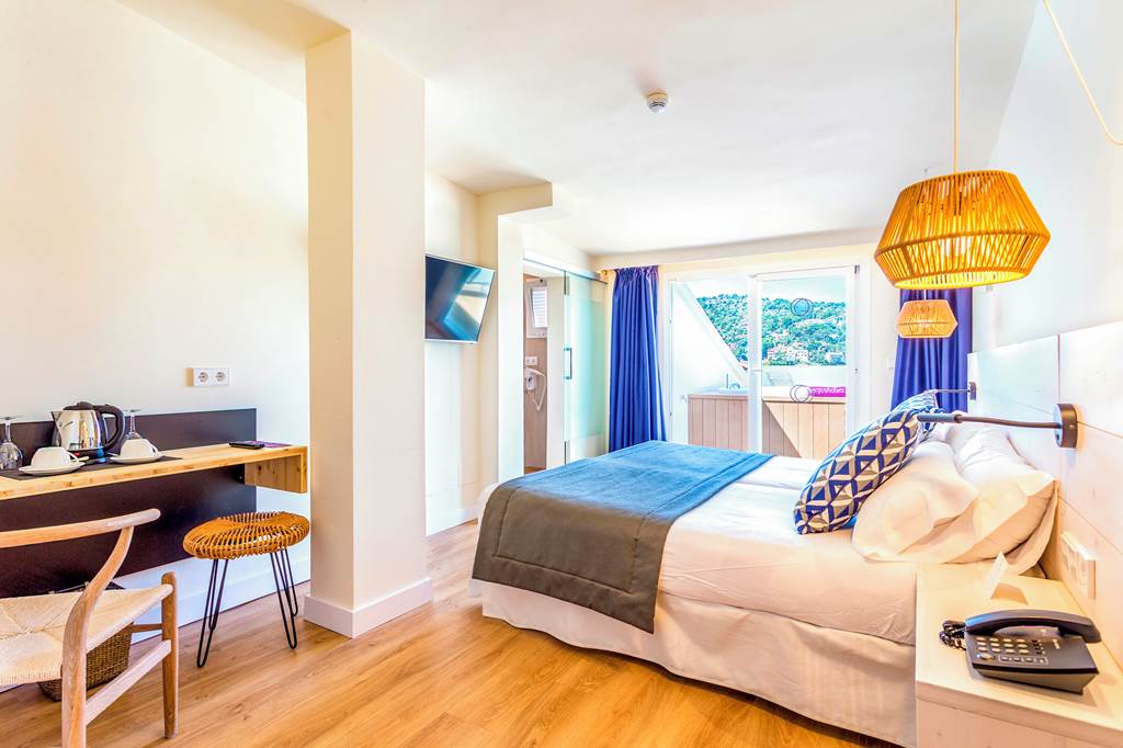 PMI_77817_FERGUS_Soller_Beach_0619_25.jpg