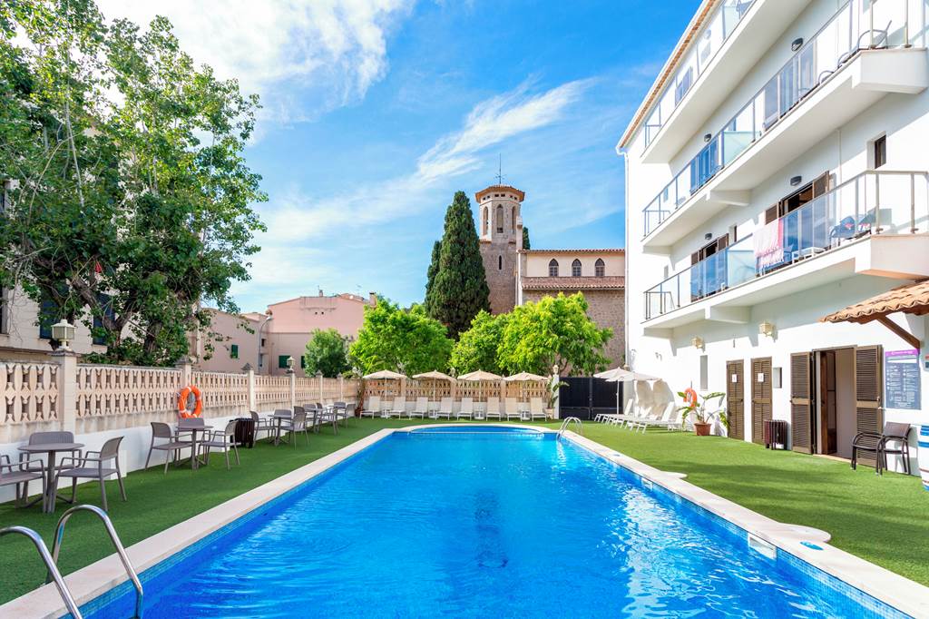 PMI_77817_FERGUS_Soller_Beach_0619_02.jpg