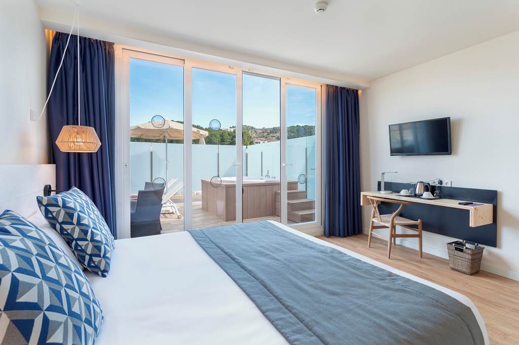 PMI_77817_FERGUS_Style_Soller_Beach_0624_02.jpg