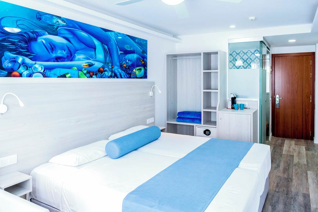 FUE_72039_Surfing_Colors_0220_12.jpg