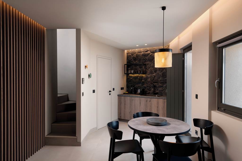 JTR_88552_Apikia_Santorini_Suites_1024_16.jpg
