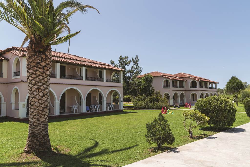 CFU_71999_Kamari_Apartments_0716_26.jpg