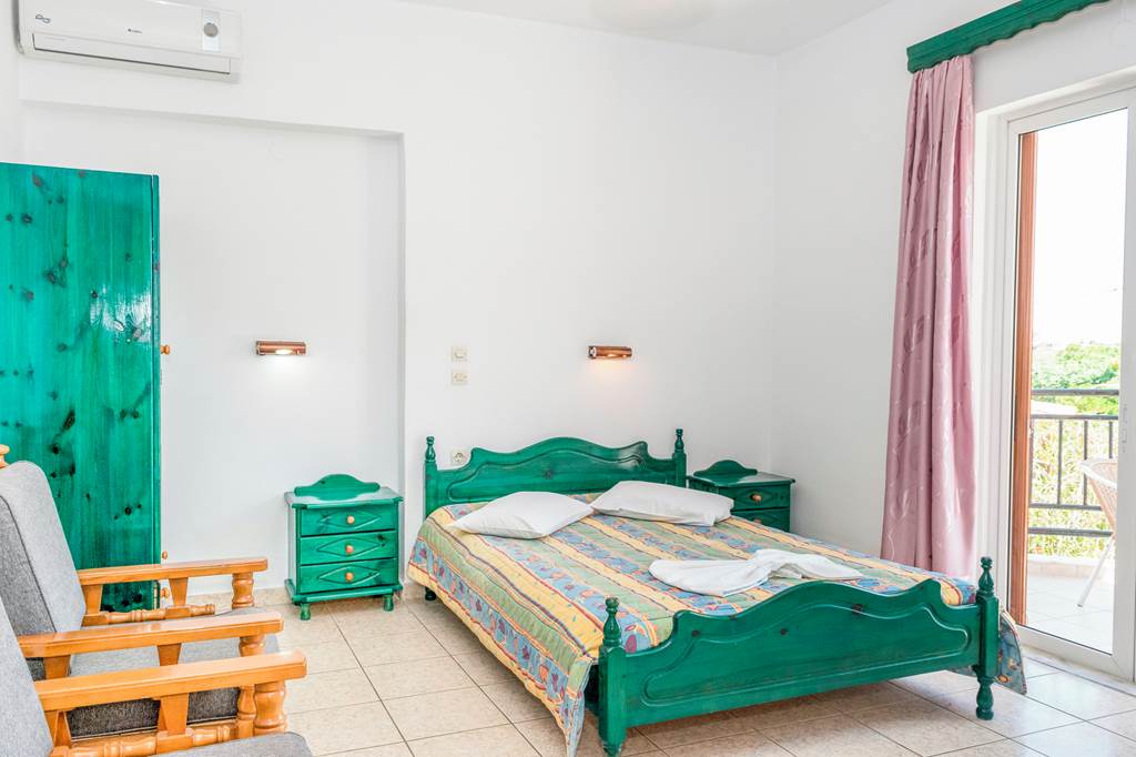 ZTH_81235_Costas_Apartments_1019_09.jpg