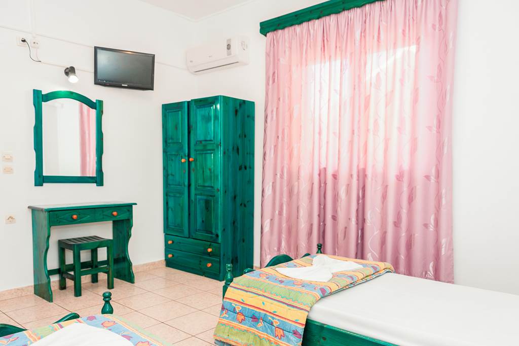 ZTH_81235_Costas_Apartments_1019_08.jpg