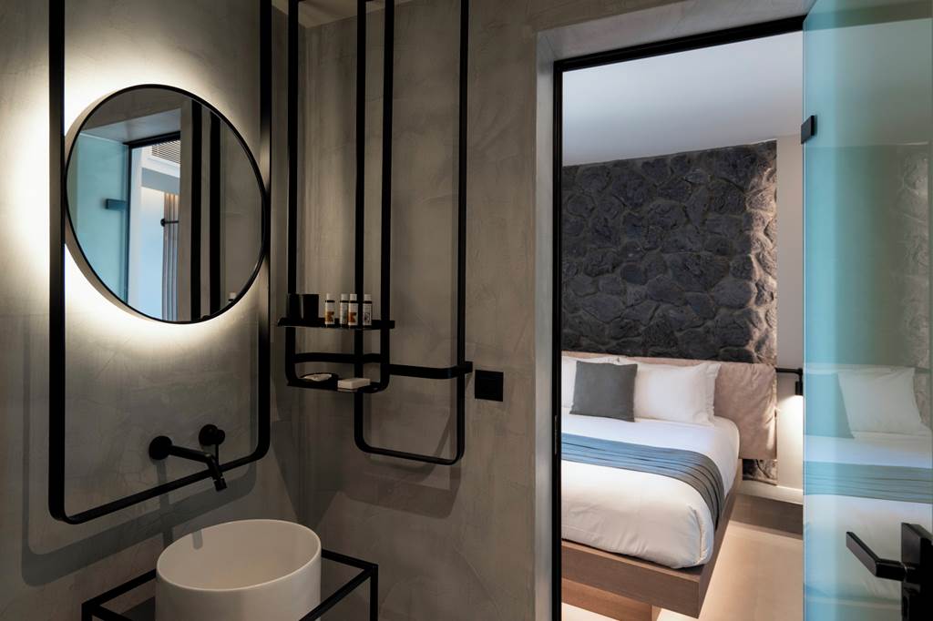 JTR_88552_Apikia_Santorini_Suites_1024_13.jpg