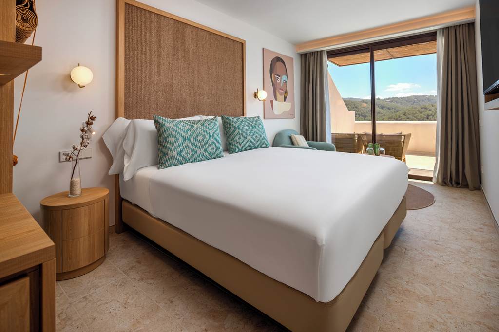 IBZ_71892_Cala_San_Miguel_Hotel_Ibiza_Curio_Collection_by_Hilton_0824_14.jpg
