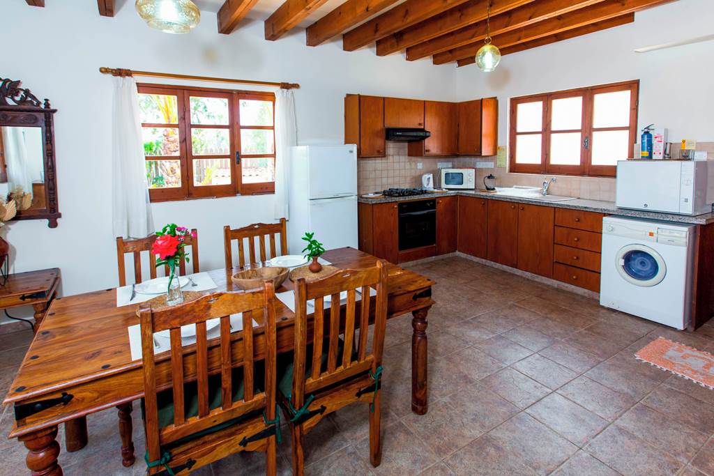 PFO_88915_Z&X_Holiday_Villas_-_Villa_Pomos_Med_0125_01.jpg
