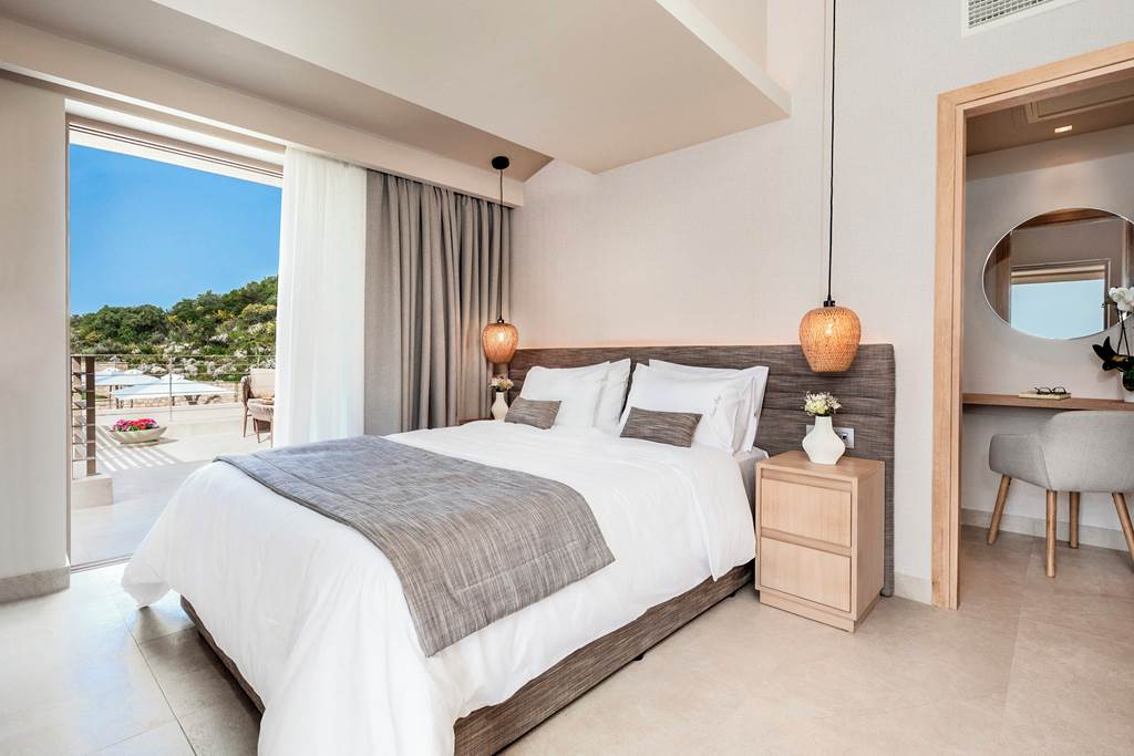 KLX_88183_Foneas_Bay_Villa_1024_02.jpg