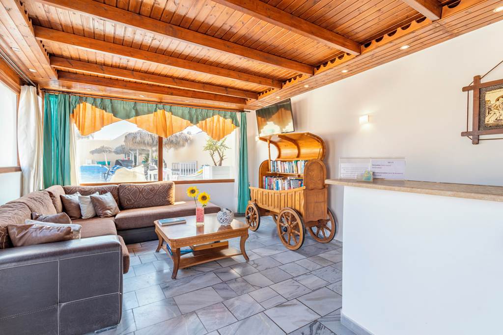 JTR_83209_Perissa_Bay_Hotel_1021_09.jpg