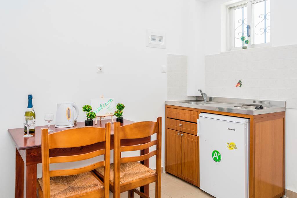 ZTH_81235_Costas_Apartments_1019_13.jpg