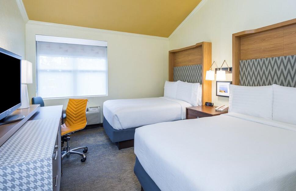 Holiday-Inn-Cape-Cod-Hyannis-an-IHG-Hotel-1.jpg
