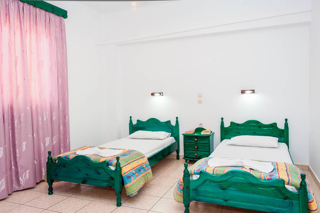 ZTH_81235_Costas_Apartments_1019_07.jpg