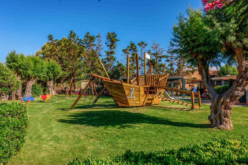 HER_87894_Aquila_Rithymna_Beach_1124_02.jpg