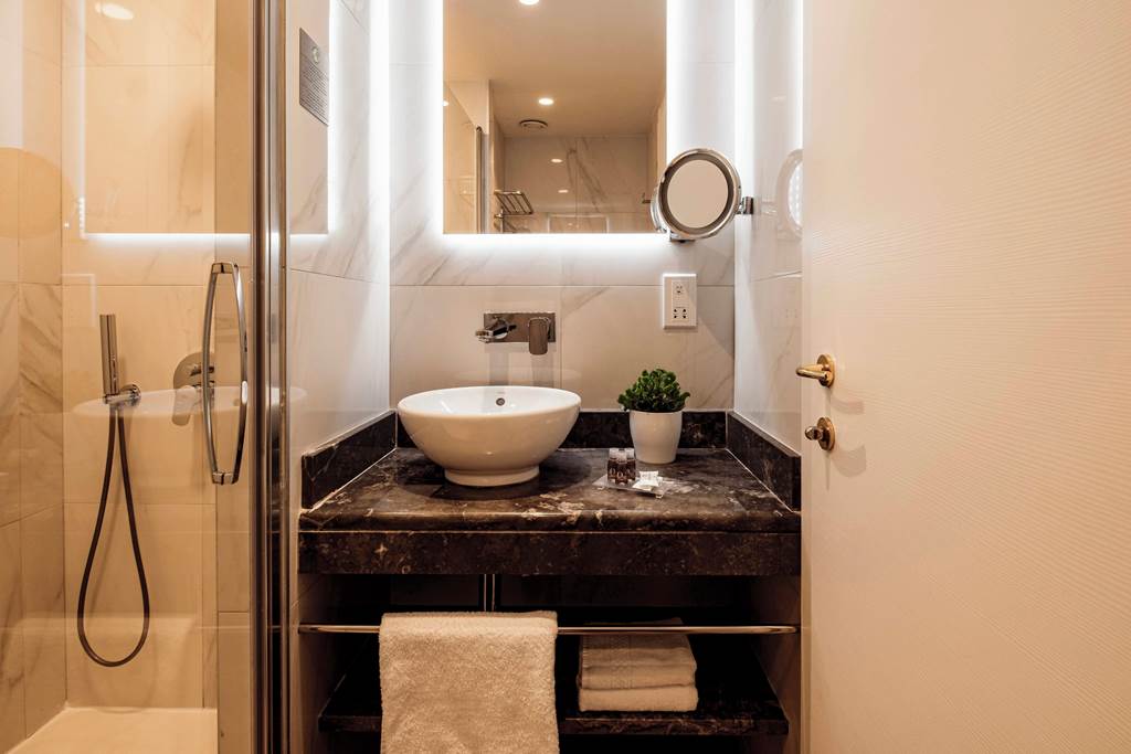MLA_73648_115_The_Strand_Hotel_&_Suites_1222_06.jpg