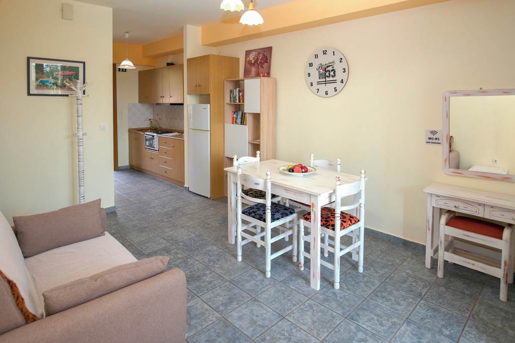 KLX_83884_Sunset_Studios_and_Apartments_0824_01.jpg
