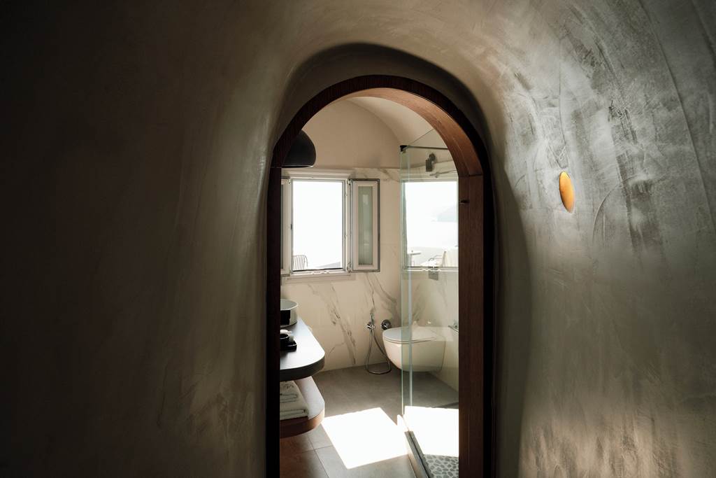 JTR_84225_Hom_Santorini_0423_05.jpg