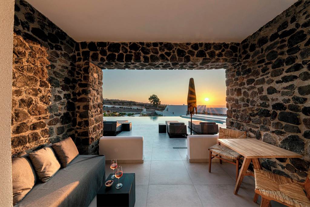 JTR_84577_Secret_View_Hotel_0323_01.jpg