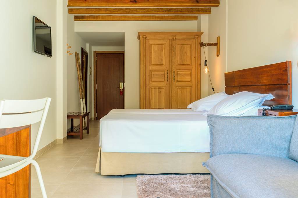 PMI_73658_Hotel_Es_Port_0324_02.jpg