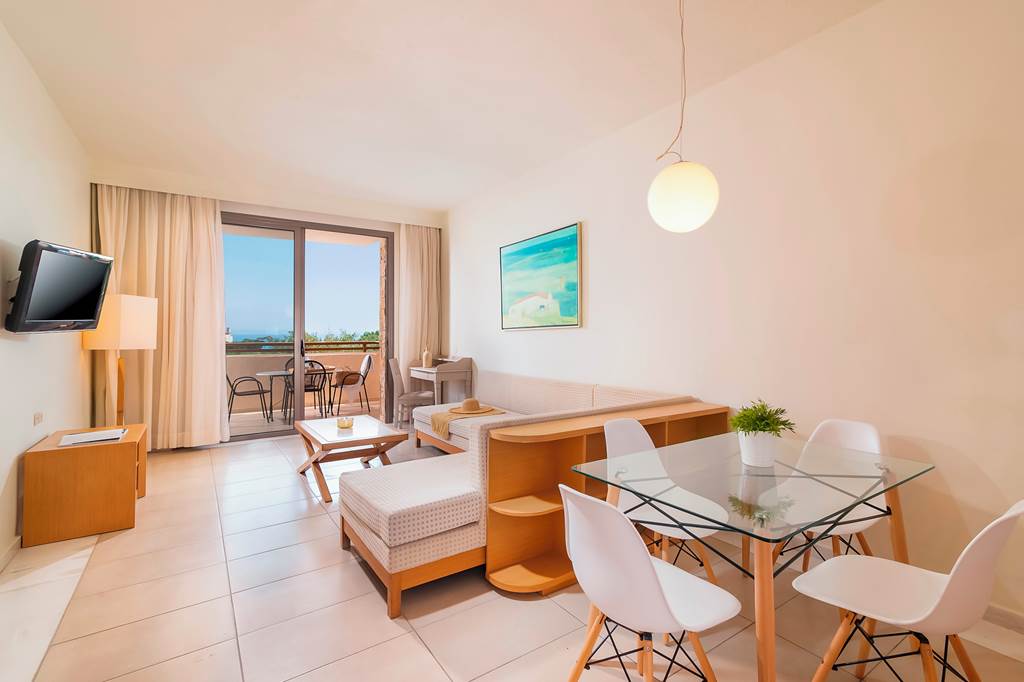 SKG_74441_Kassandra_Palace_0720_16.jpg