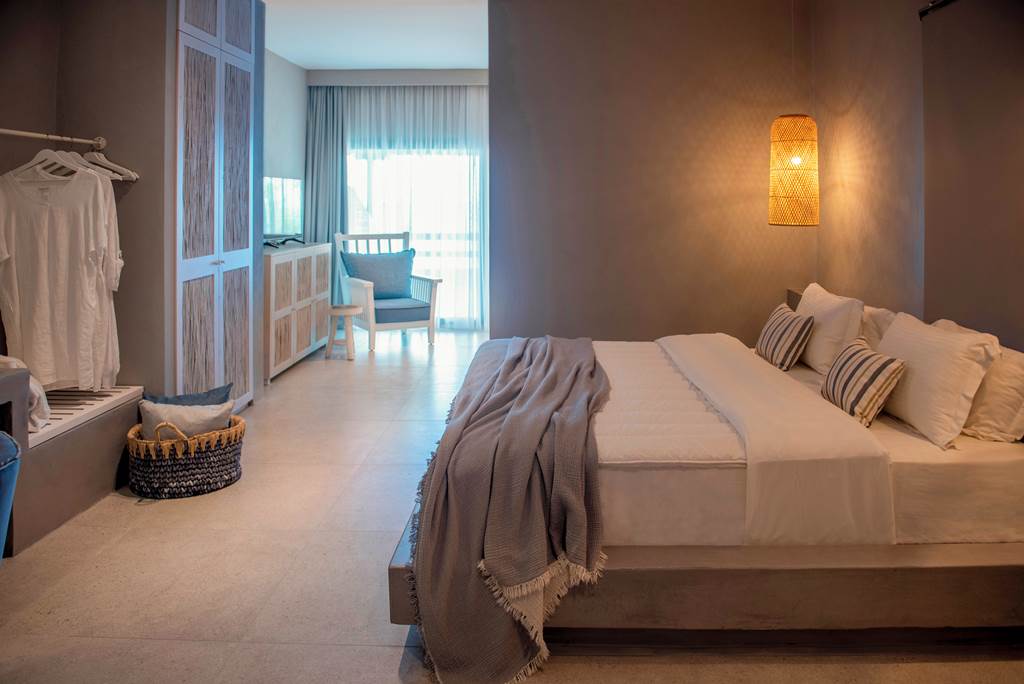 SKG_80931_White_Suites_0623_15.jpg