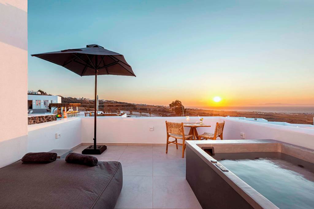JTR_84577_Secret_View_Hotel_0323_06.jpg