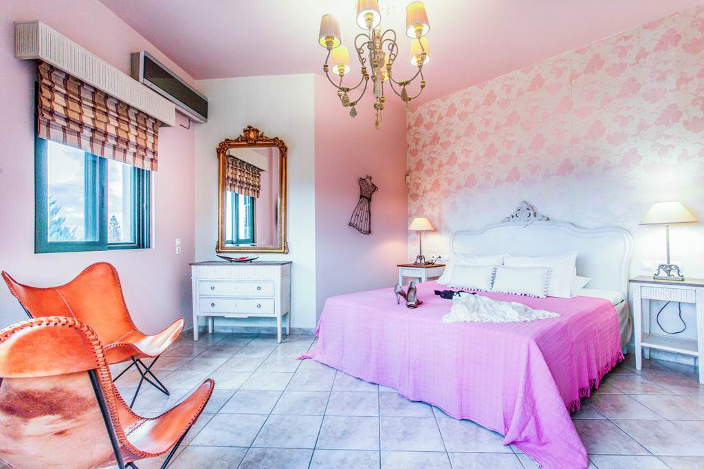 HER_84093_Villa_Golden_Crest_0822_09.jpg